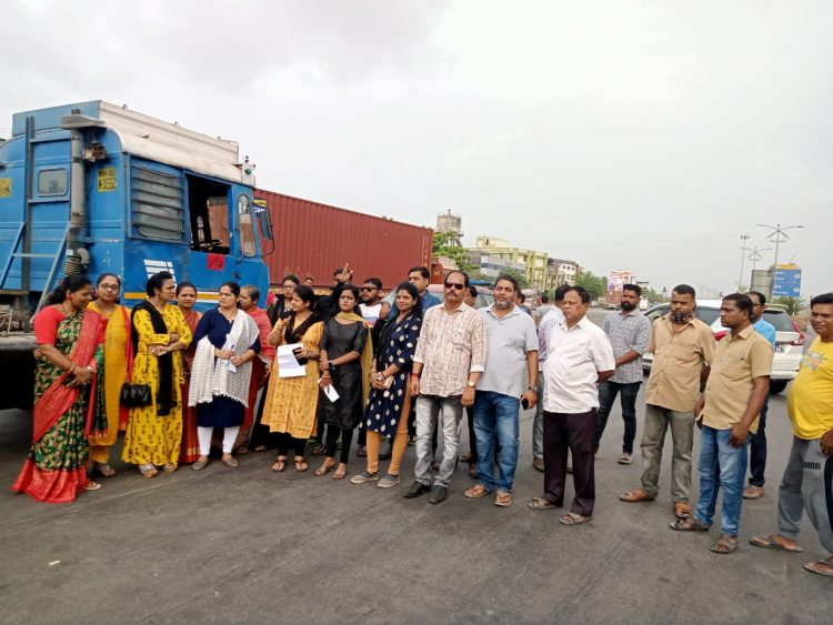 अवैध पार्किंग विरोधात सोनारी ग्रामस्थ आक्रमक