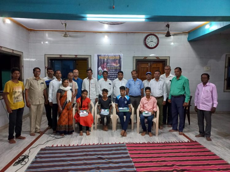 वशेणी येथे 12 वी च्या मुलांना मोफत पाठ्य पुस्तक वाटप