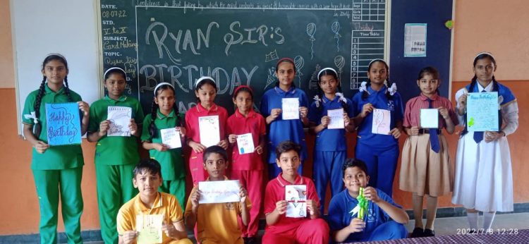 सेंट जॉन्स शाळेत सी. ई. मो रायन सर यांचा जन्मदिवस उत्साहात साजरा