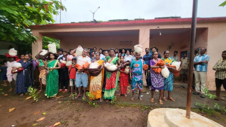आषाढी एकादशी निमित्त आदिवासी बांधवाना ब्लॅकेट अन्नधान्य व ज्यूसचे वाटप