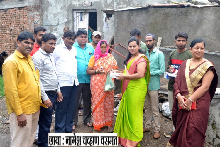 युवा सेना युवती जिल्हाप्रमुख डॉ रेणुका गजानन पतंगे यांच्या तर्फे कुरुंदा येथे पूरग्रस्त महिला साठी ड्रेस व आरोग्य तपासणी व औषधी वाटप