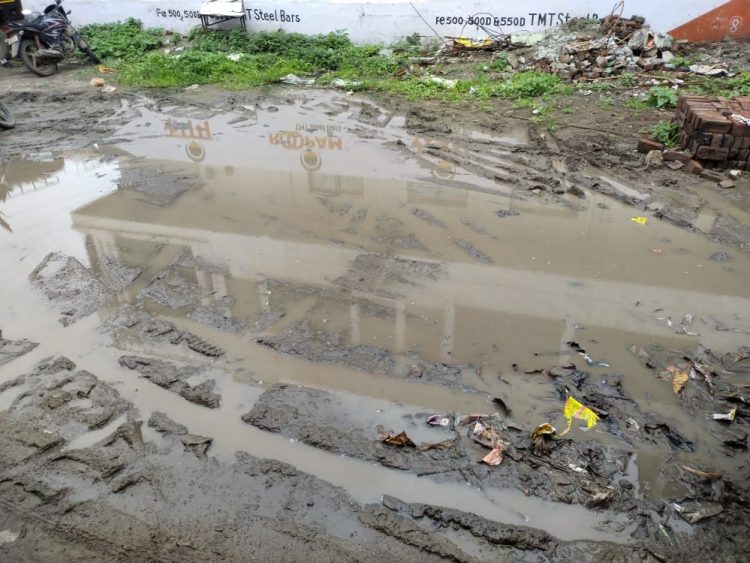 बदनापूर शहरातील वार्ड क्रमांक 13 मध्ये सर्वत्र चिखल, नगर पंचायत चे दुर्लक्ष : जावेद वहाब कुरेशी