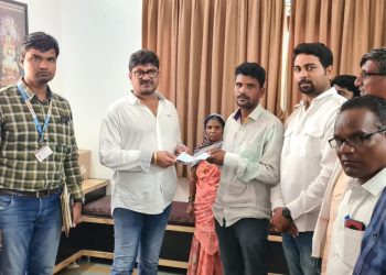 विरेगाव कल्याणी नदीपात्रात बूडून मृत्यू झालेल्या बालकांच्या परीवारास चार लक्ष रूपयाचा धनादेश सुपूर्द