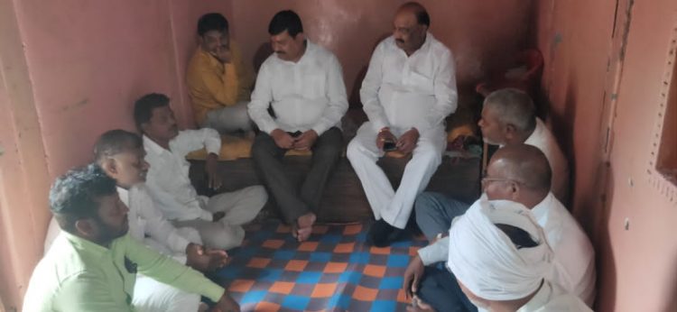 मा. मंत्री संदीपनजी भुमरे यांनी मांजरगाव येथे डाके कुटुंबियांचे सांत्वन केले.