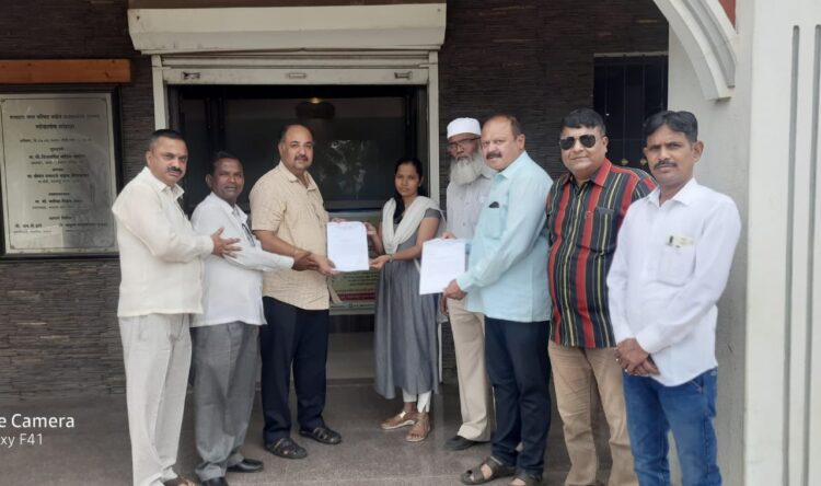 फलटण शहरात सध्या मोकाट कुत्र्यांची संख्या प्रचंड  वाढली,उपाय योजना करावी अन्यथा तीव्र आंदोलन