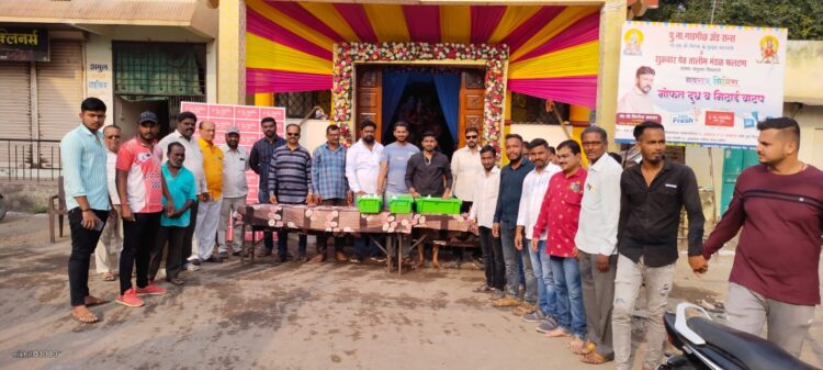 शुक्रवार पेठ तालीम नवरात्र उत्सव मंडळाच्या वतीने व पी एन जी अँड सन्स व पी एम डी मिल्क तर्फे एक हजार कुटुंबास मोफत दूध व दुग्धजन्य पदार्थांचे वाटप