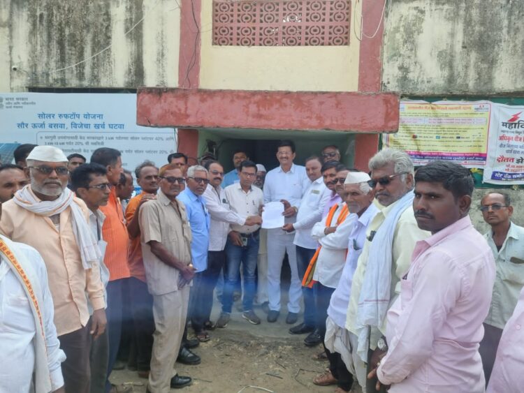 वीज पुरवठा सुरळीत करण्यासाठी महावितरण ला निवेदनात शेतकऱ्यांनी दिला उपोषणाचा इशारा….