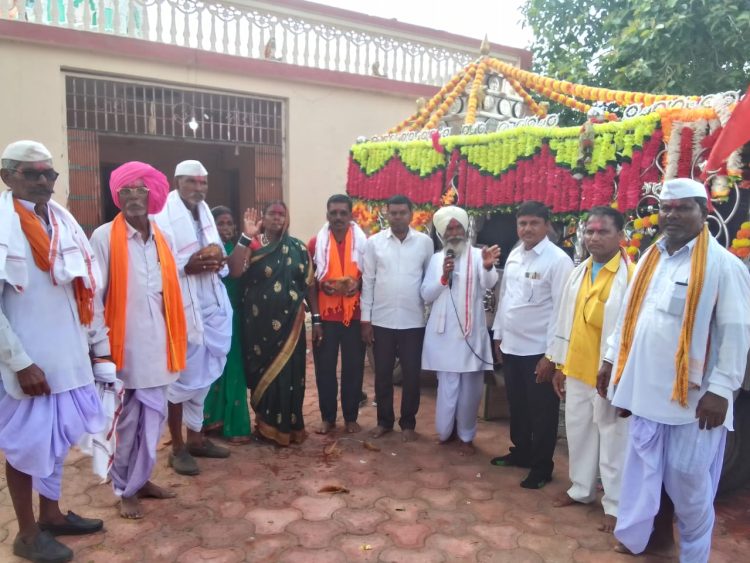 संत सेवालाल महाराज दिंडीचे बाजी उम्रद तांडा येथून पोहरादेवीकडे वाजत-गाजत प्रस्थान