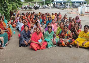 गावात सुरू असलेली अवैध दारू विक्री बंद करण्यासाठी महिलांनी गाठले पोलीस अधीक्षकांचे कार्यालय…