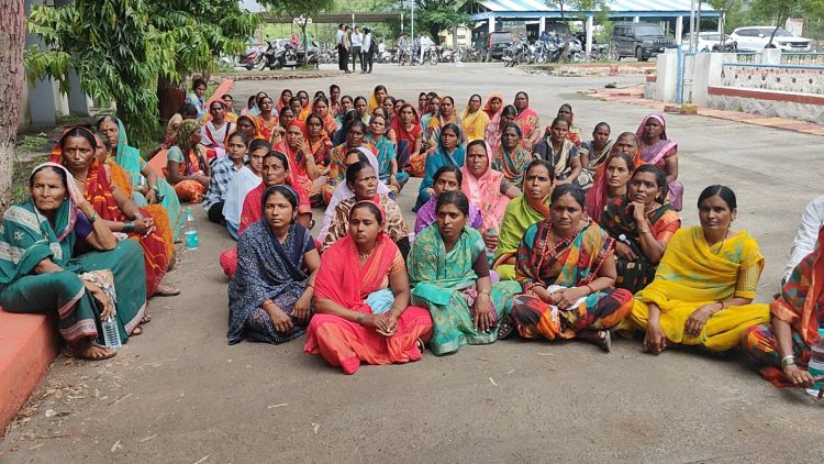 गावात सुरू असलेली अवैध दारू विक्री बंद करण्यासाठी महिलांनी गाठले पोलीस अधीक्षकांचे कार्यालय…