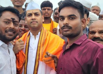 खासदार डाॅ.श्रीकांत शिंदे व खासदार श्रीरंग बारणे हे सुरवडी ते वडजल पायी वारी