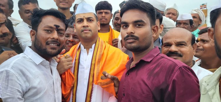 खासदार डाॅ.श्रीकांत शिंदे व खासदार श्रीरंग बारणे हे सुरवडी ते वडजल पायी वारी