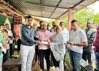 मौ.गजापूर पैकी मुसलमानवाडी ता. शाहुवाडी येथे ताताडीची मदत म्हणून प्रापंचिक साहित्यासाठी व घर दुरुस्तीसाठी शासनाकडून मदतीचे वाटप