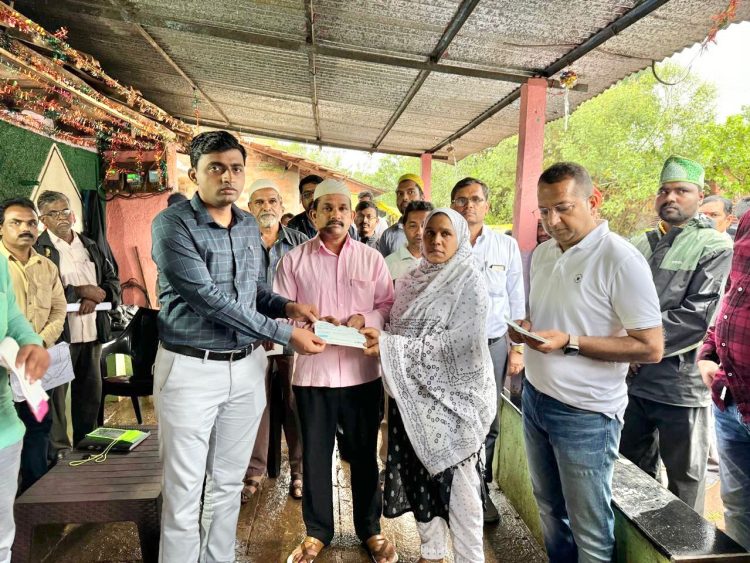 मौ.गजापूर पैकी मुसलमानवाडी ता. शाहुवाडी येथे ताताडीची मदत म्हणून प्रापंचिक साहित्यासाठी व घर दुरुस्तीसाठी शासनाकडून मदतीचे वाटप