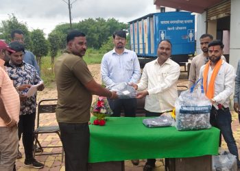 युवराज शिंदे मित्र मंडळाच्या वतीने फलटण नगर परिषदेच्या पाणीपुरवठा कर्मचाऱ्यांना रेनकोट चे वाटप