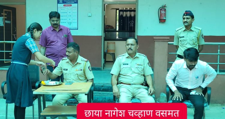शाळेतील चिमुकल्या विघार्थीनींनी पोलिसा सोबत केला रक्षाबंधन सण साजरा