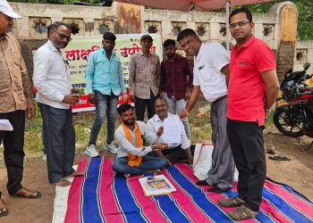 गटविकास अधिकारी त्यांनी दिलेल्या लेखी आश्वासनामुळे उपोषण स्थगित