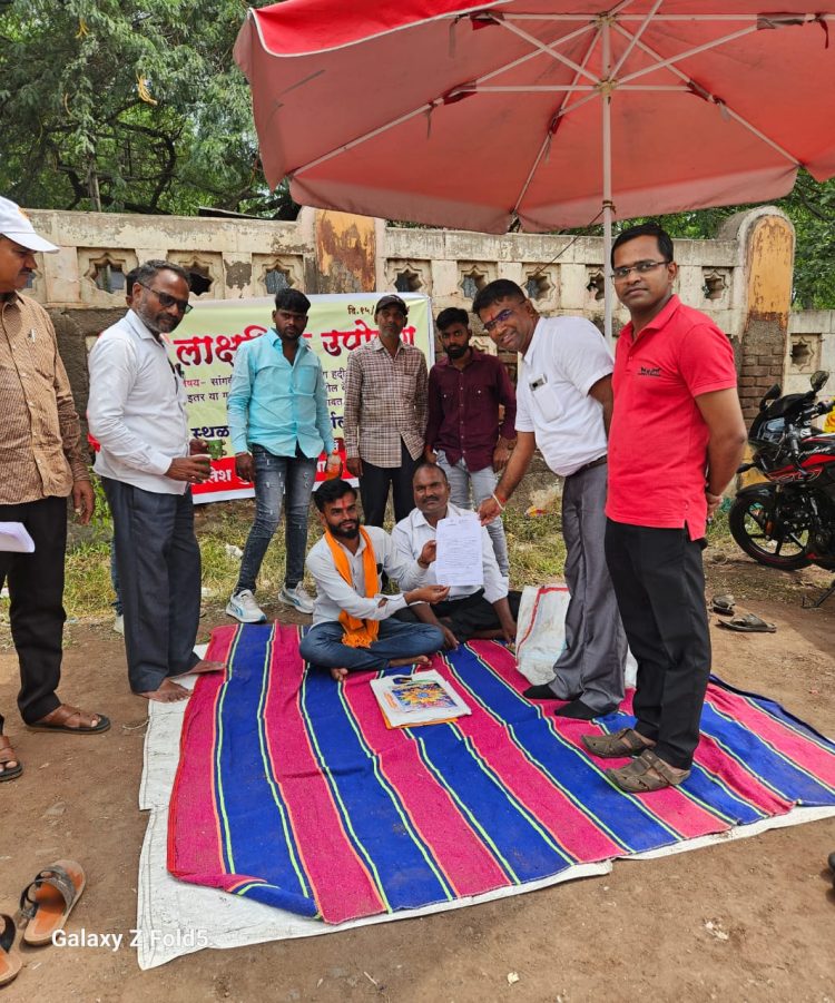 गटविकास अधिकारी त्यांनी दिलेल्या लेखी आश्वासनामुळे उपोषण स्थगित