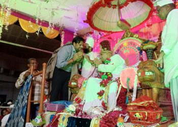 समाजसेवक डॉ. देवेश पाथ्रीकर यांचा महानुभाव पंथी्याकडून सत्कार