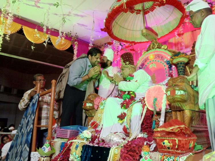 समाजसेवक डॉ. देवेश पाथ्रीकर यांचा महानुभाव पंथी्याकडून सत्कार