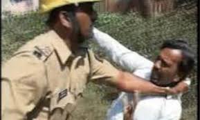 चकलंबा पोलिस ठाण्यात पोलिसांकडून पत्रकारास मारहाण,पोलिस निरीक्षक एकशिंगे साहेब तुम्ही गुन्हा नोंद न करता तुमच्या कर्मचाऱ्यांरी पाठराखण करण योग्य आहे का ?