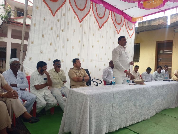 अवैध धंदे तात्काळ बंद करा नसता कंट्रोल रूम ला बदली करायला लावतो, आमदाराची शांतता समितीच्या बैठकीत पोलीस निरीक्षकास तंबी