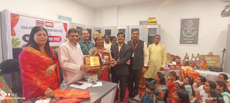 रक्षक रयतेचा न्यूज आणि चंदुकाका सराफ यांच्या तर्फे आयोजित भव्य गौरी सजावट स्पर्धेचा बक्षीस वितरण समारंभ संपन्न, धुमाळवाडी येथील सौ रेश्मा पवार प्रथम क्रमांकाच्या विजेत्या