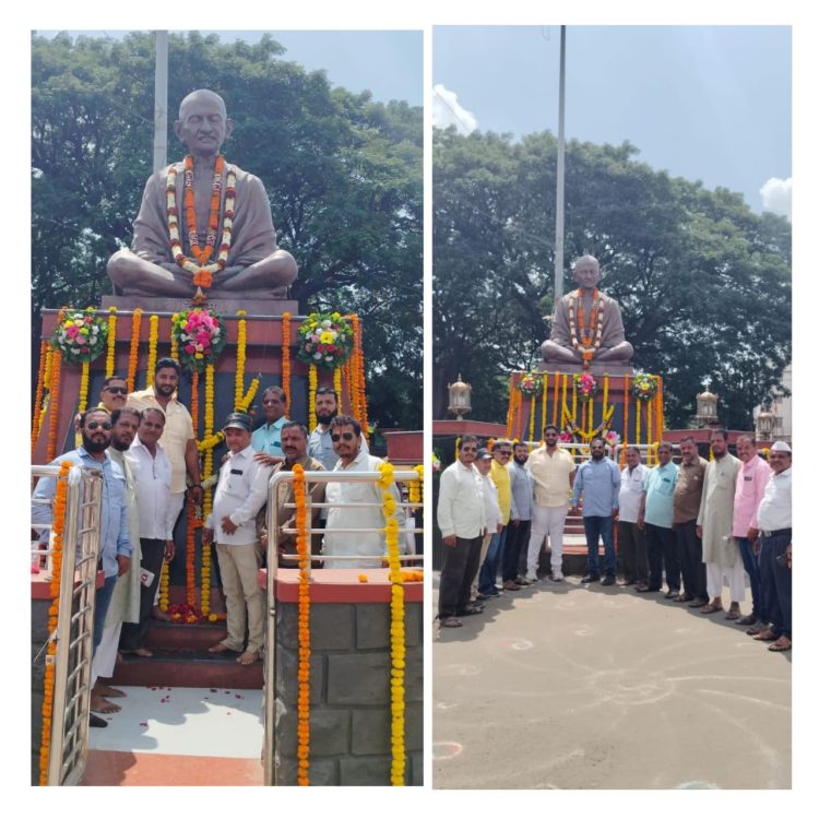 महात्मा गांधी यांच्या जयंतीनिमित्त फलटणमधील सामाजिक कार्यकर्त्यांच्या वतीने अभिवादन