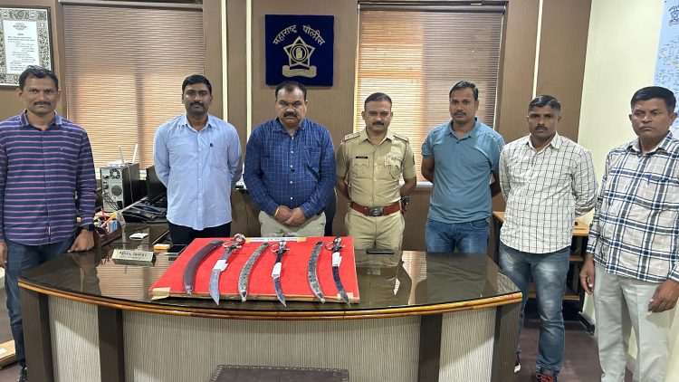 बदनापुर शहरामध्ये गंभीर स्वरुपाचा गुन्हा करण्याच्या उद्देशाने पोस्टाच्यापार्सलद्वारे मागविलेल्या 3 तलवारी केल्या जप्त, स्थानिक गुन्हे शाखेची कारवाई