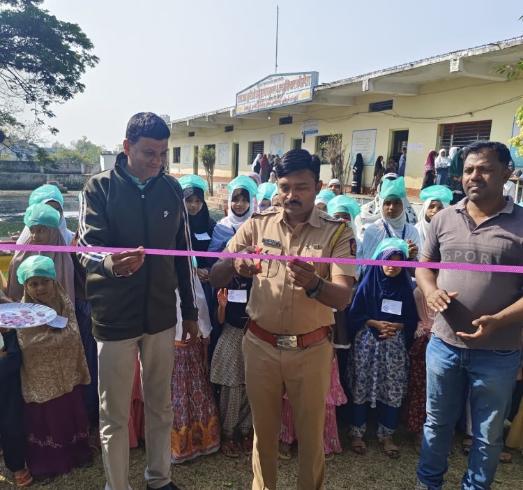 एम एन कुरेशी उर्दू हायस्कूल & जुनियर कॉलेज कुरुंदा येथे आनंद नगरी साजरी