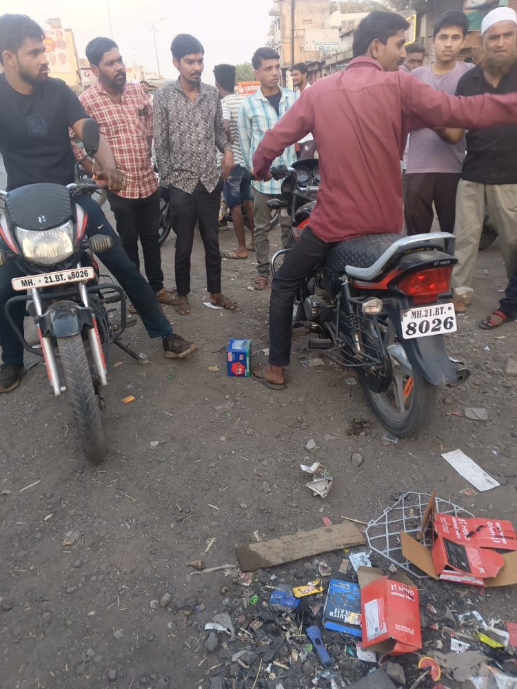 एकाच नंबर च्या दोन मोटारसायकल, प्रकार चोरीचा कि अन्य काही ?