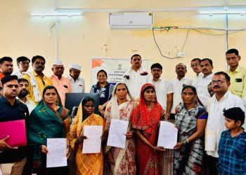 आत्महत्याग्रस्त शेतकरी कुटुंबांना आमदार नारायण कुचे यांच्या हस्ते धनादेश वाटप!