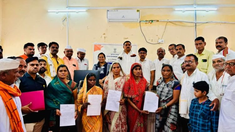 आत्महत्याग्रस्त शेतकरी कुटुंबांना आमदार नारायण कुचे यांच्या हस्ते धनादेश वाटप!