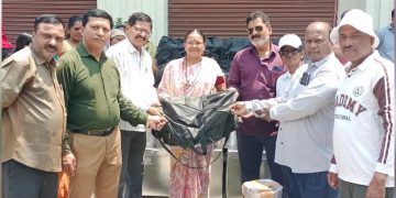 बांधकाम कामगारांना पेट्या वाटप, कामगारांत आनंद